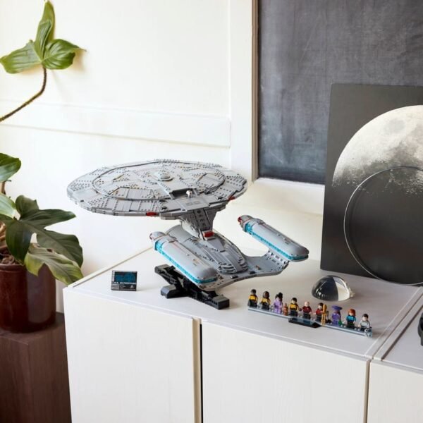 Конструктор USS Enterprise NCC-1701-D 10356 — звездолёт Star Trek из 3600 деталей с 9 мини-фигурками и подставкой