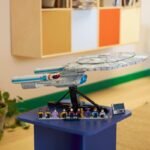 Конструктор USS Enterprise NCC-1701-D 10356 — звездолёт Star Trek из 3600 деталей с 9 мини-фигурками и подставкой