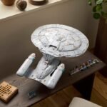 Конструктор USS Enterprise NCC-1701-D 10356 — звездолёт Star Trek из 3600 деталей с 9 мини-фигурками и подставкой