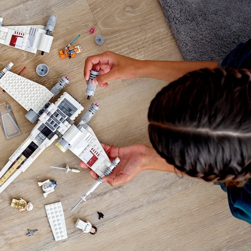 Конструктор «Истребитель X-wing Люка Скайуокера» 75301 — истребитель X-wing из 474 деталей с 4 мини-фигурками и пружинными бластерами