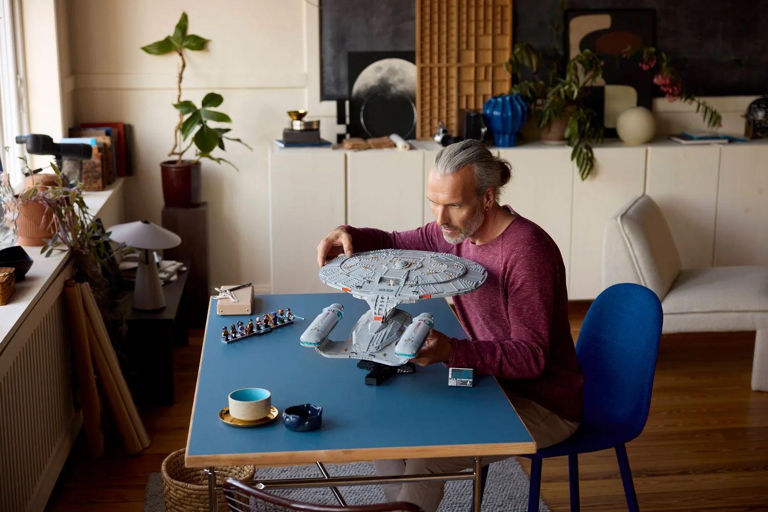 Сборщик LEGO Star Trek Enterprise 10356 за работой