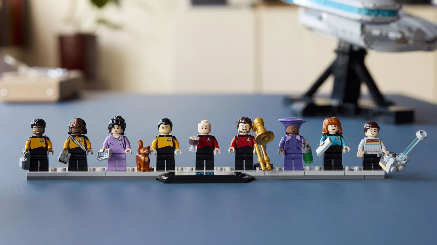 Минифигурки LEGO Star Trek Enterprise 10356 на стенде