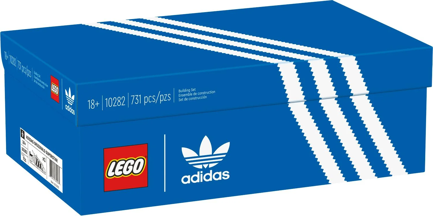 LEGO adidas Originals Superstar 10282 сбоку: белая модель с серратированными тремя полосками