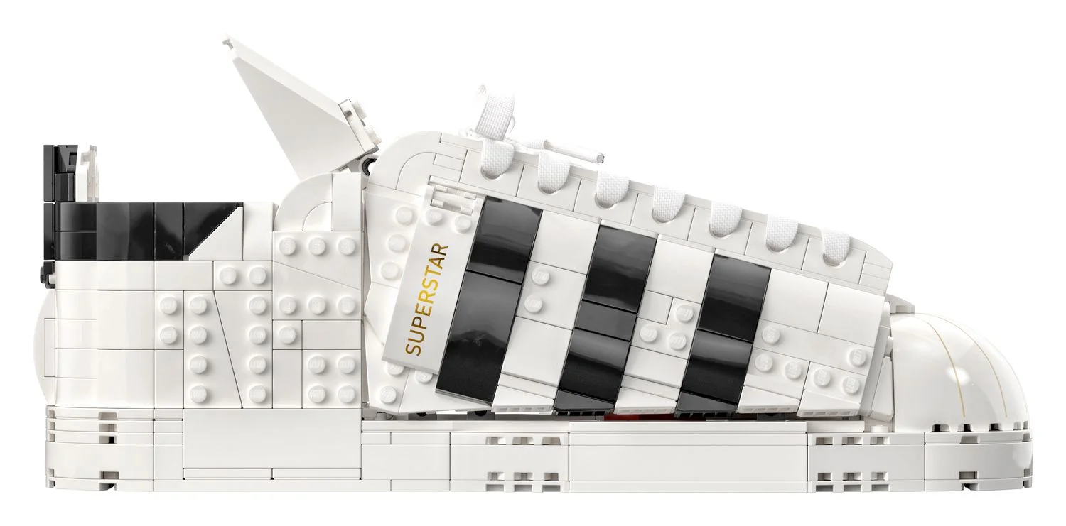 Детали кеда LEGO adidas Originals Superstar 10282: логотип trefoil на язычке