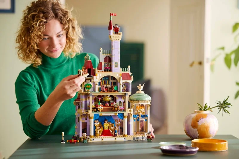Этап сборки замка LEGO Beauty and the Beast 43263