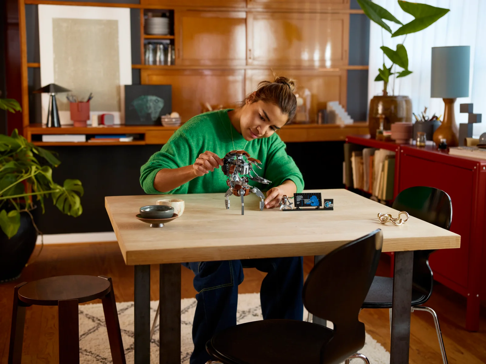 LEGO Droideka 75381 на полке интерьер коллекция