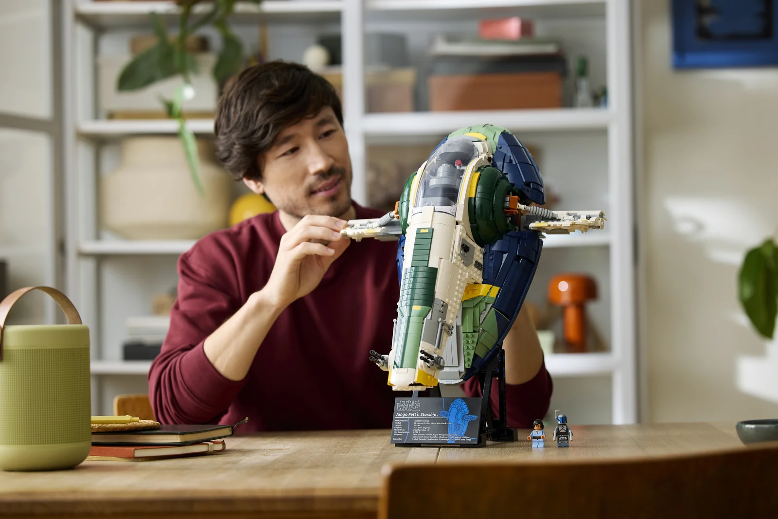 Игровые функции LEGO Star Wars 75409 в развороте — модель на подставке