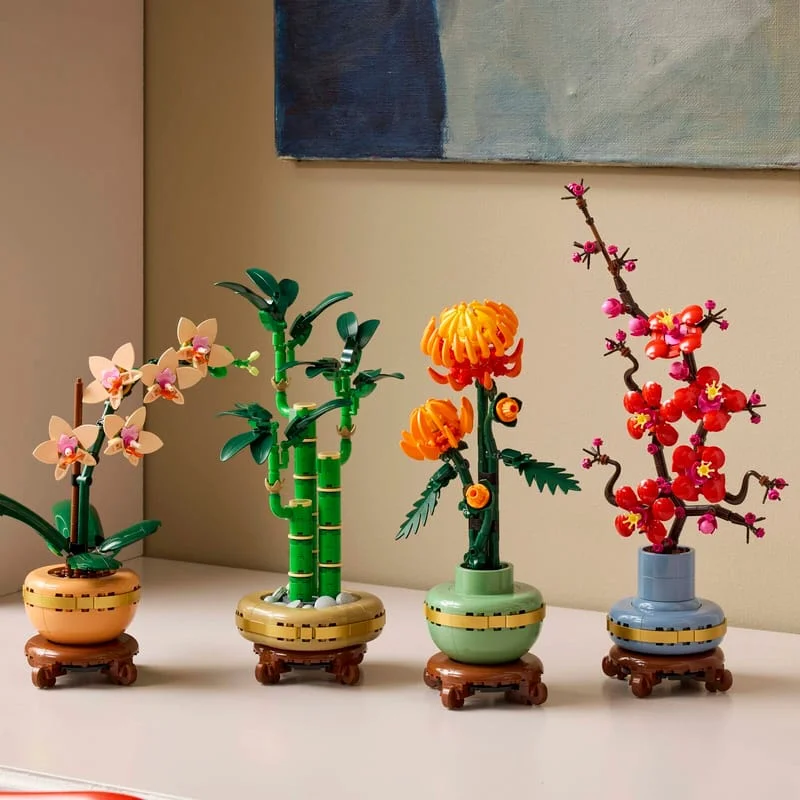 LEGO Lucky Bamboo 10344 рядом с другими моделями Botanicals
