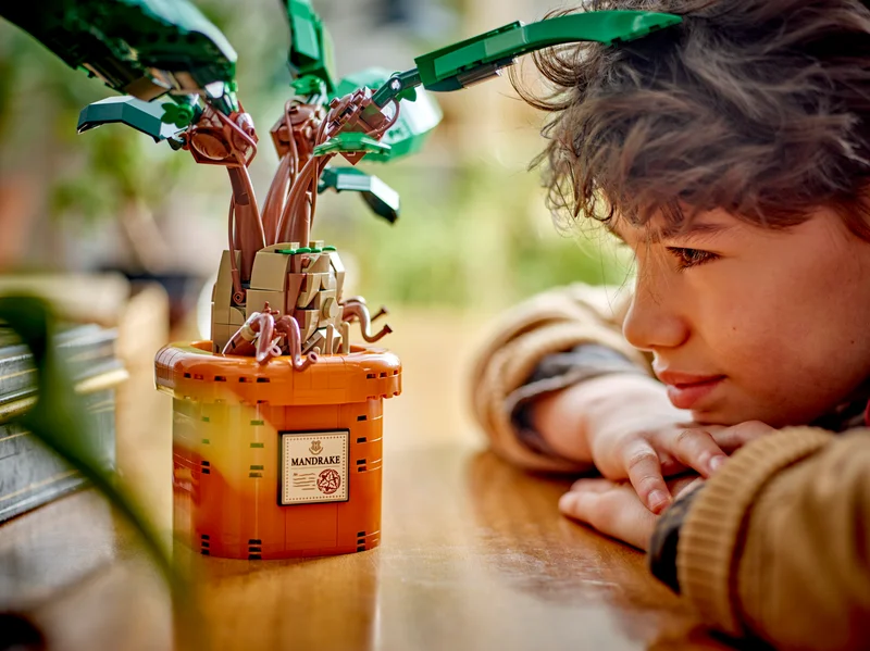 LEGO Mandrake 76433 в руках, интерактивная сцена
