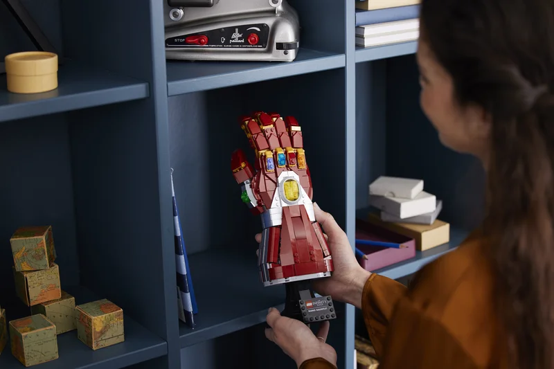 Нано-перчатка LEGO в интерьере дома