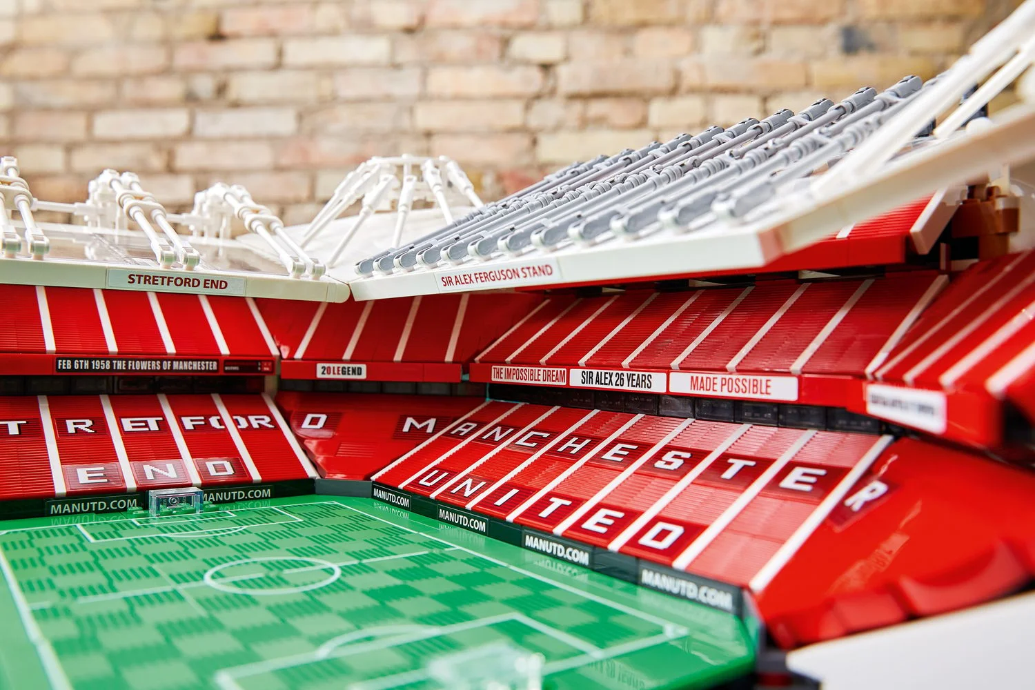 Козырёк и трибуны LEGO 10272 — Stretford End и надпись Manchester United