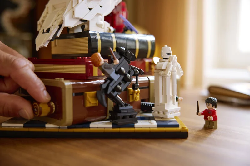 Крупный план деталей коллекционного набора LEGO Harry Potter 76466