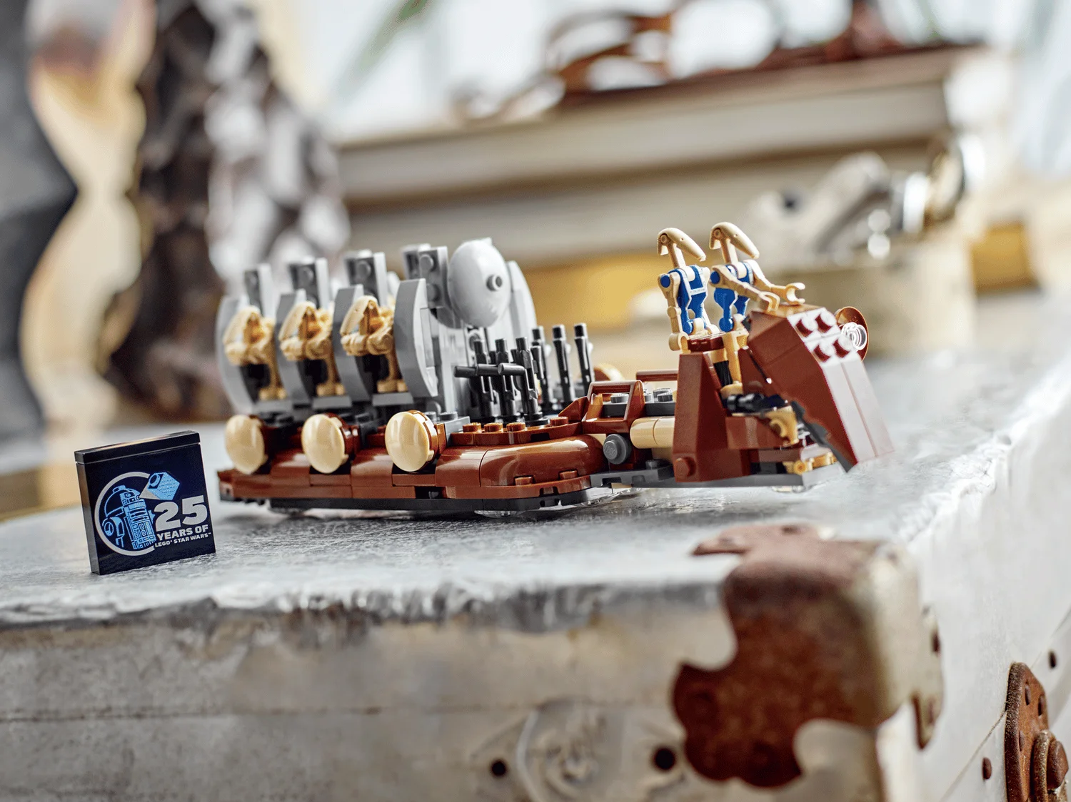LEGO Trade Federation Troop Carrier 40686 в интерьере на полке