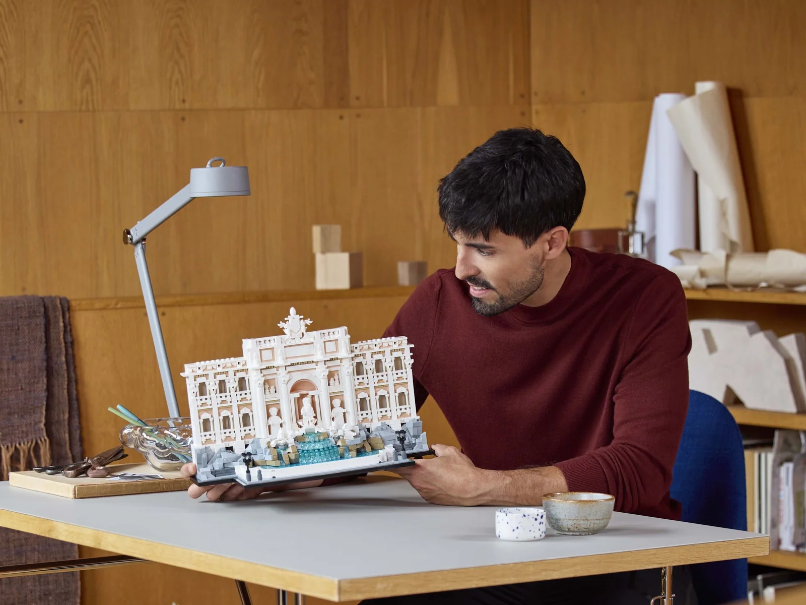 LEGO Trevi Fountain 21062 в руках — домашняя атмосфера набора