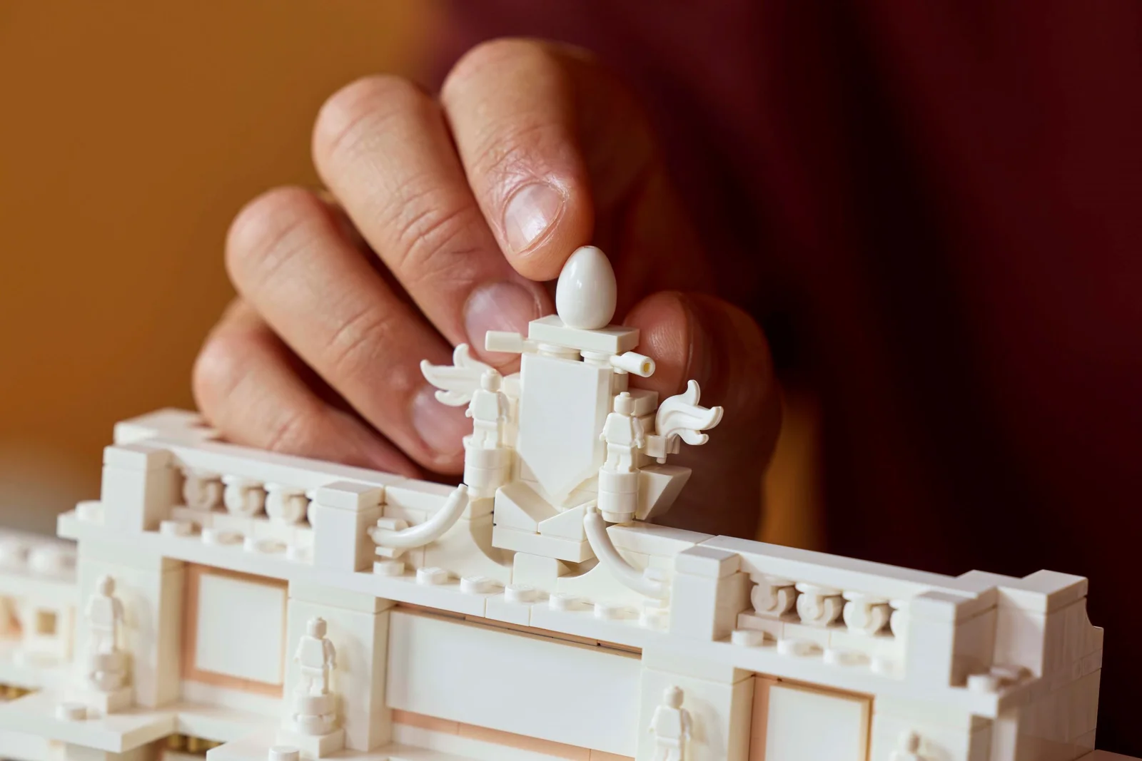 Процесс сборки LEGO Trevi Fountain 21062 — установка верхнего герба
