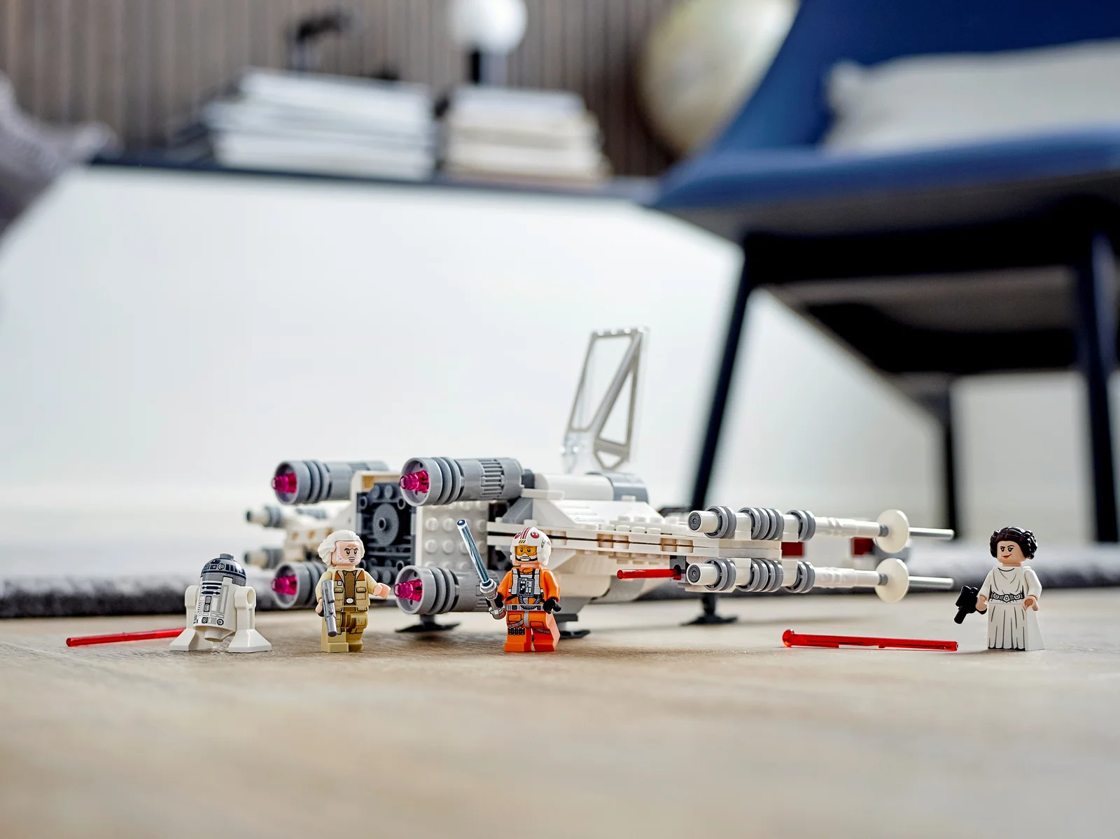 Вид сбоку на LEGO X-wing 75301 в масштабе каталога