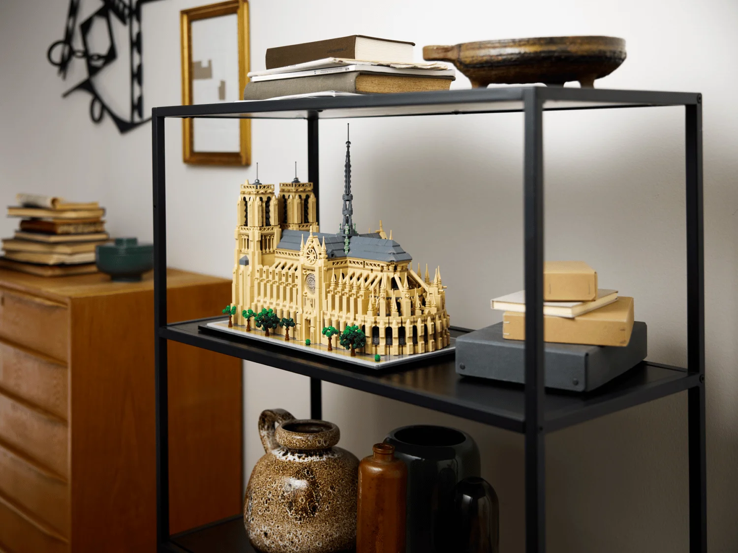 LEGO Notre-Dame de Paris 21061 на полке