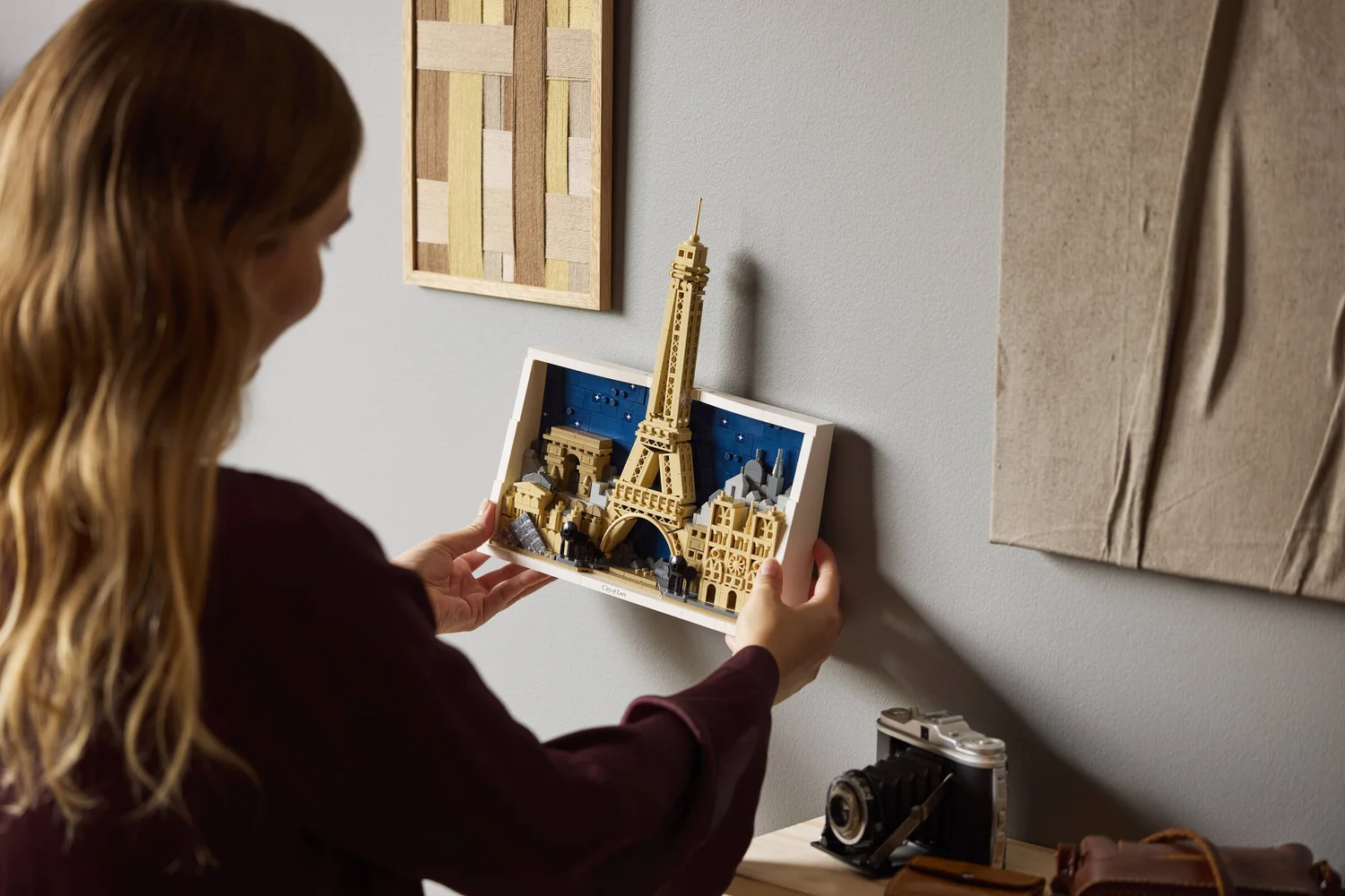 LEGO Paris City of Love 21064 вешают на стену в гостиной