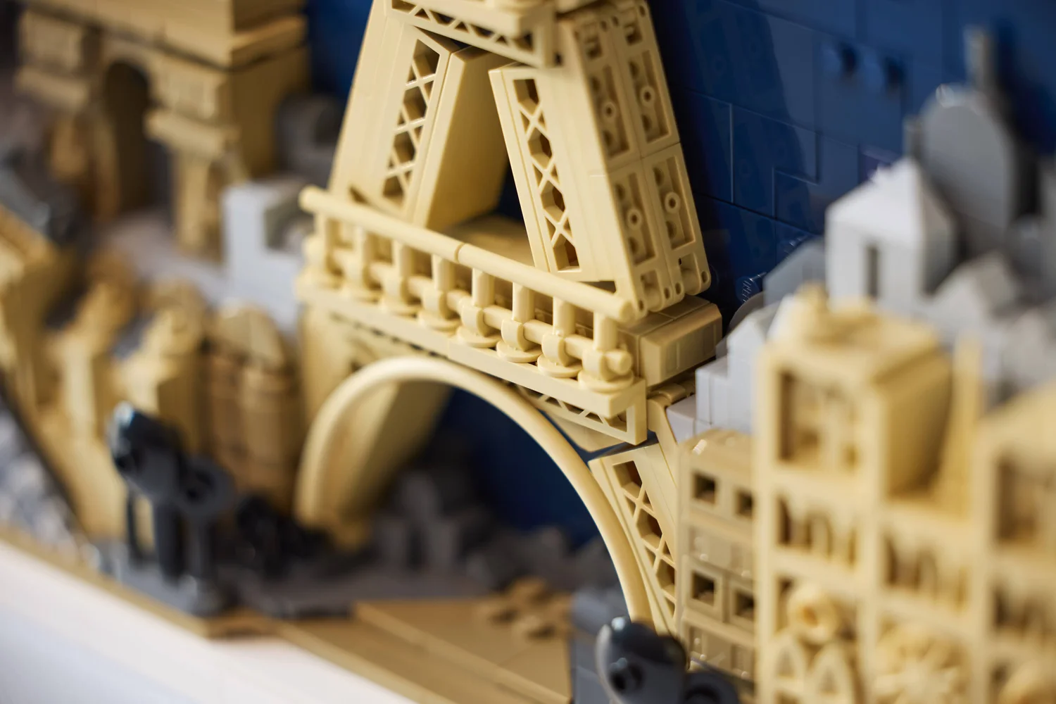 Фермы и решётки Эйфелевой башни в LEGO Paris City of Love 21064 крупно