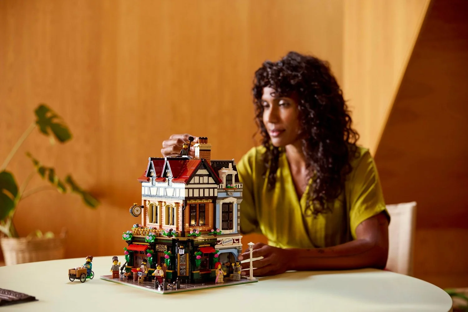 Владелец собирает LEGO Tudor Corner 10350 дома