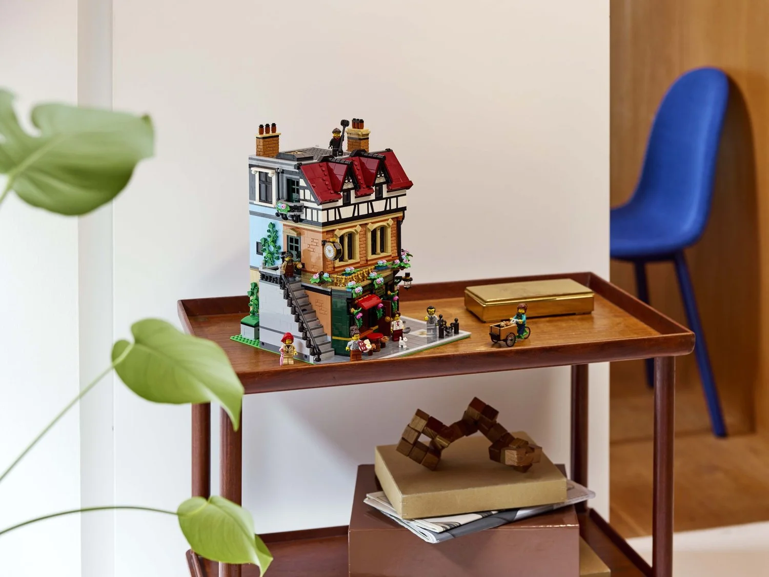 LEGO Tudor Corner 10350 на полке в интерьере